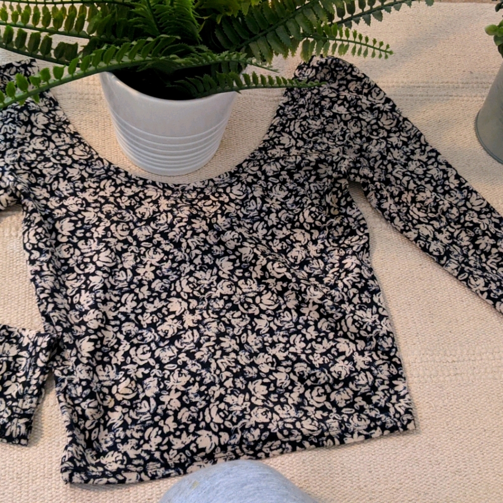 Printed long sleeve crop top.